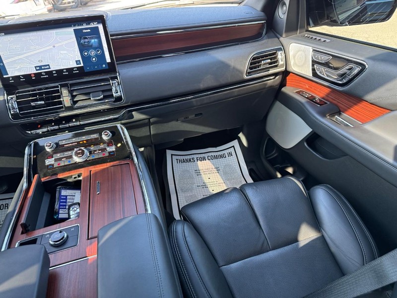 Lincoln Navigator L Vehicle Full-screen Gallery Image 18