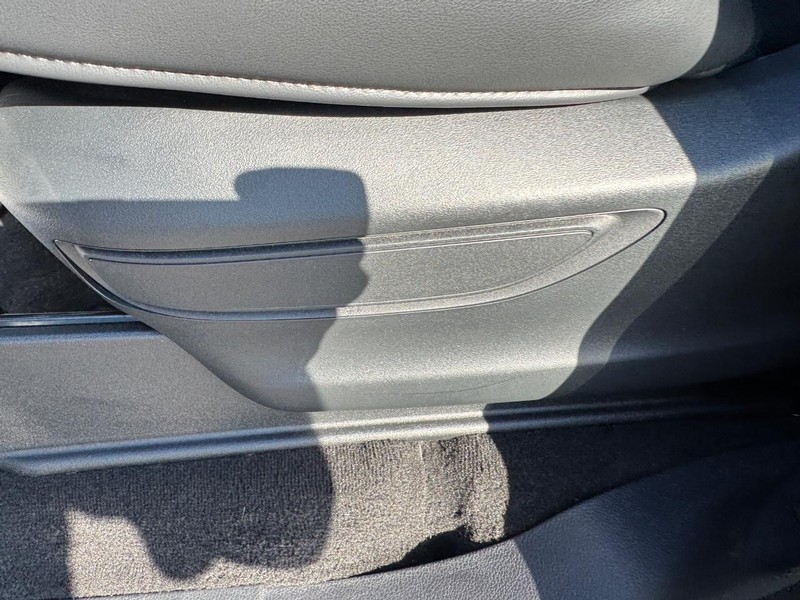 Lincoln Navigator L Vehicle Full-screen Gallery Image 19