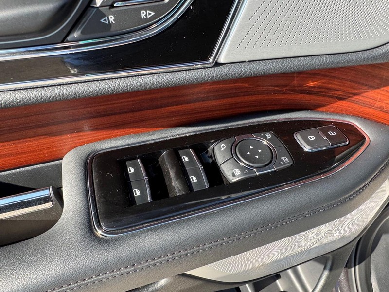 Lincoln Navigator L Vehicle Full-screen Gallery Image 20