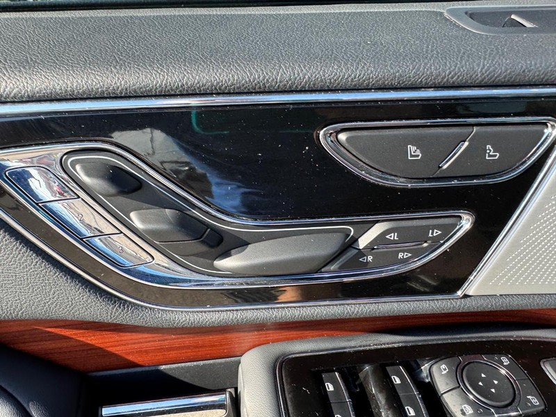 Lincoln Navigator L Vehicle Full-screen Gallery Image 21