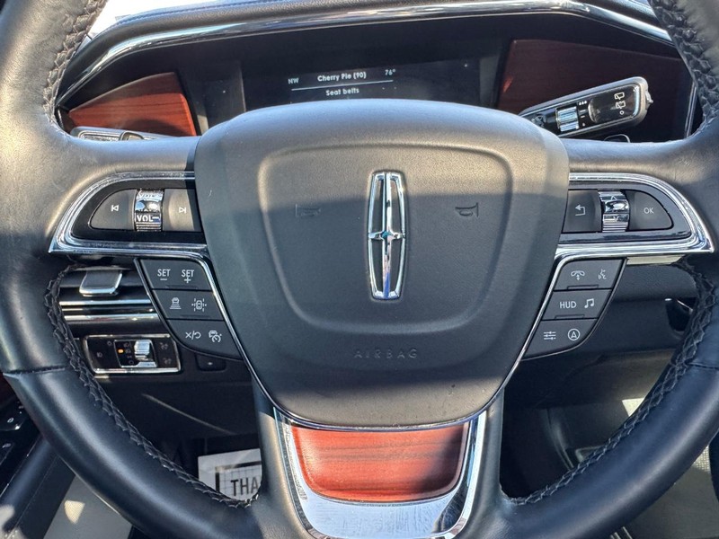 Lincoln Navigator L Vehicle Full-screen Gallery Image 24