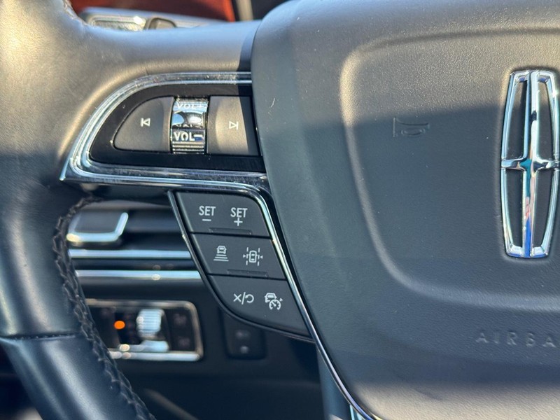 Lincoln Navigator L Vehicle Full-screen Gallery Image 25