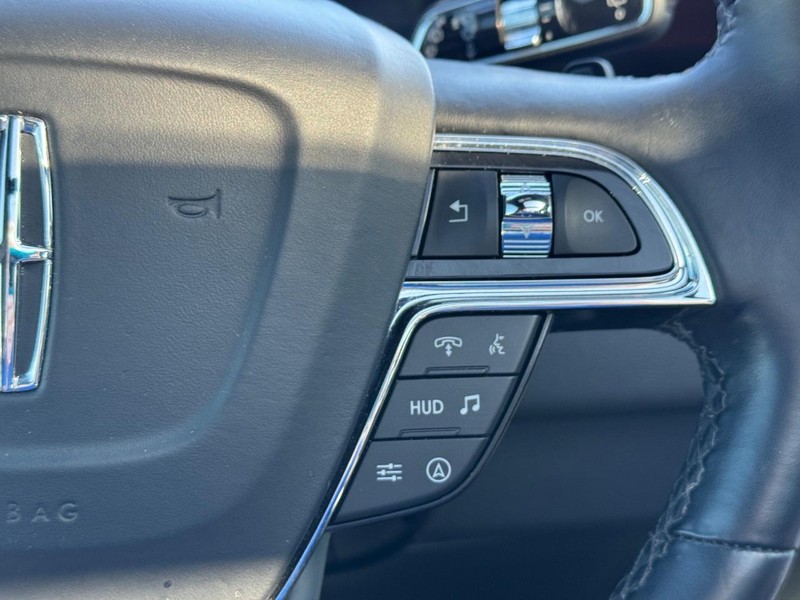 Lincoln Navigator L Vehicle Full-screen Gallery Image 26