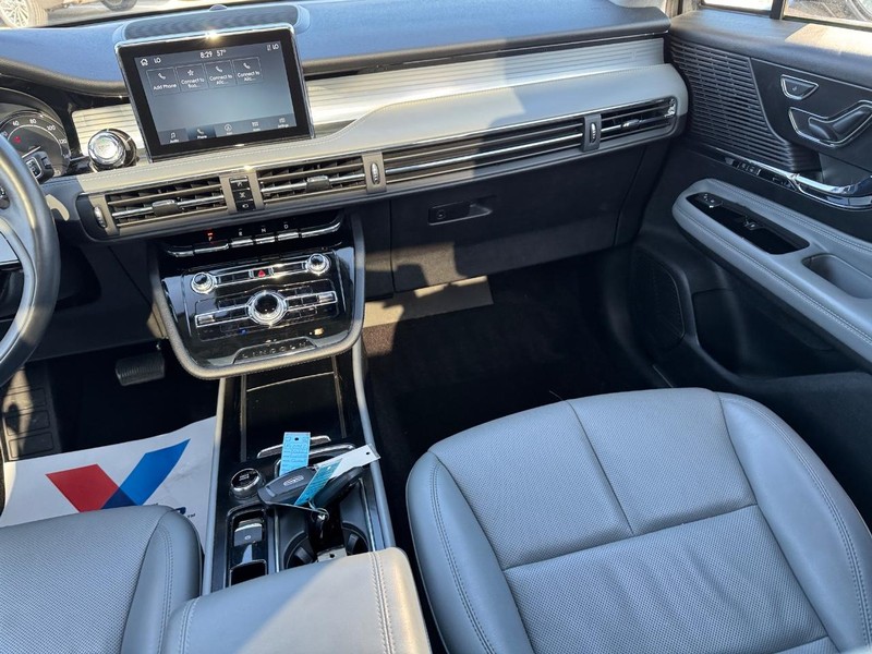 Lincoln Corsair Vehicle Full-screen Gallery Image 16