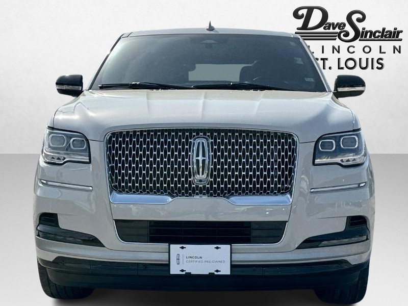 Lincoln Navigator Vehicle Full-screen Gallery Image 02