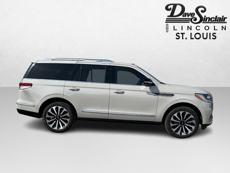 Lincoln Navigator Vehicle Full-screen Gallery Image 04