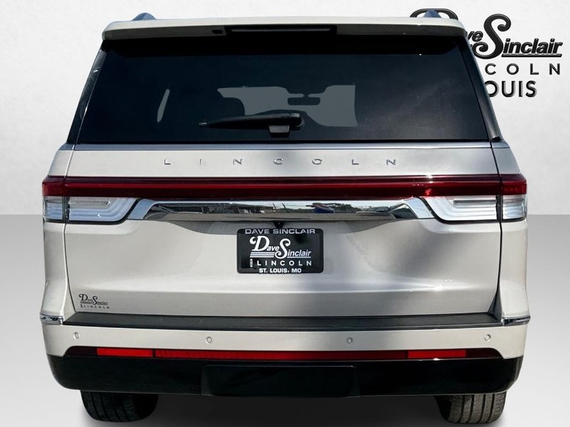 Lincoln Navigator Vehicle Full-screen Gallery Image 05