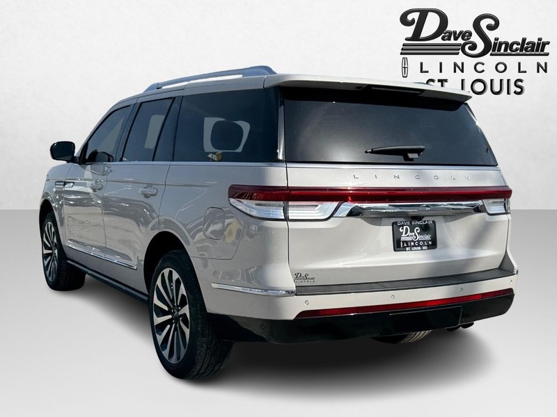 Lincoln Navigator Vehicle Full-screen Gallery Image 07