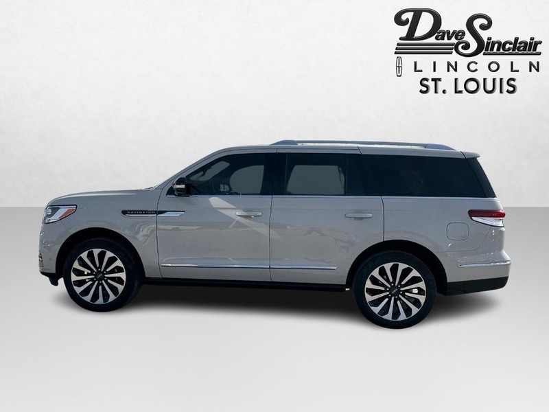 Lincoln Navigator Vehicle Full-screen Gallery Image 09