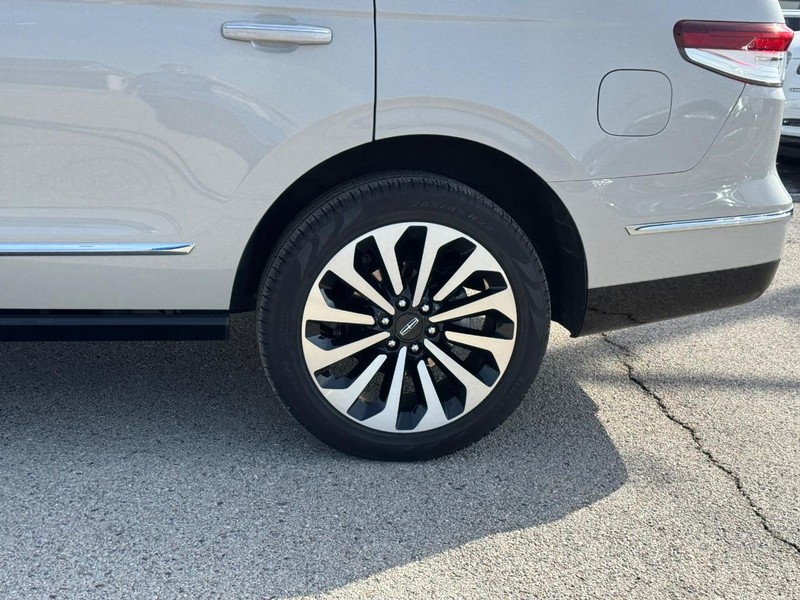 Lincoln Navigator Vehicle Full-screen Gallery Image 10