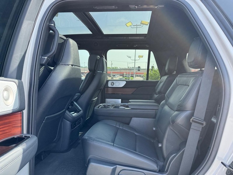 Lincoln Navigator Vehicle Full-screen Gallery Image 11