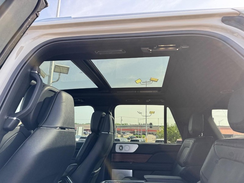 Lincoln Navigator Vehicle Full-screen Gallery Image 12