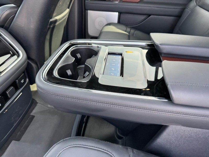 Lincoln Navigator Vehicle Full-screen Gallery Image 13