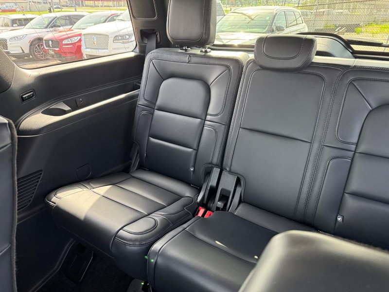 Lincoln Navigator Vehicle Full-screen Gallery Image 14
