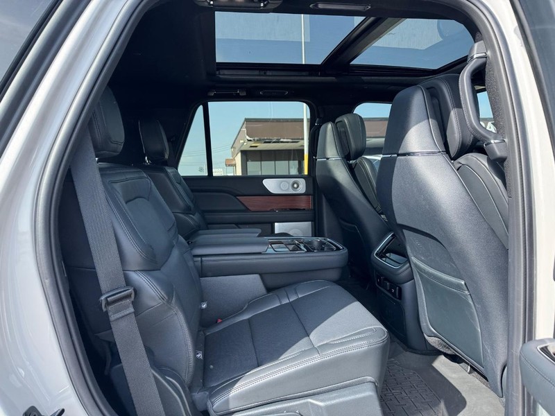 Lincoln Navigator Vehicle Full-screen Gallery Image 15