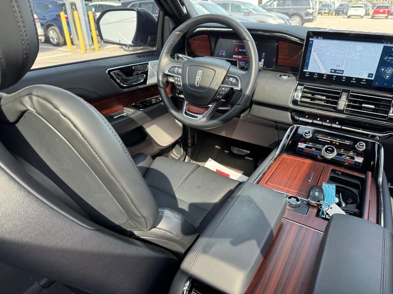 Lincoln Navigator Vehicle Full-screen Gallery Image 16