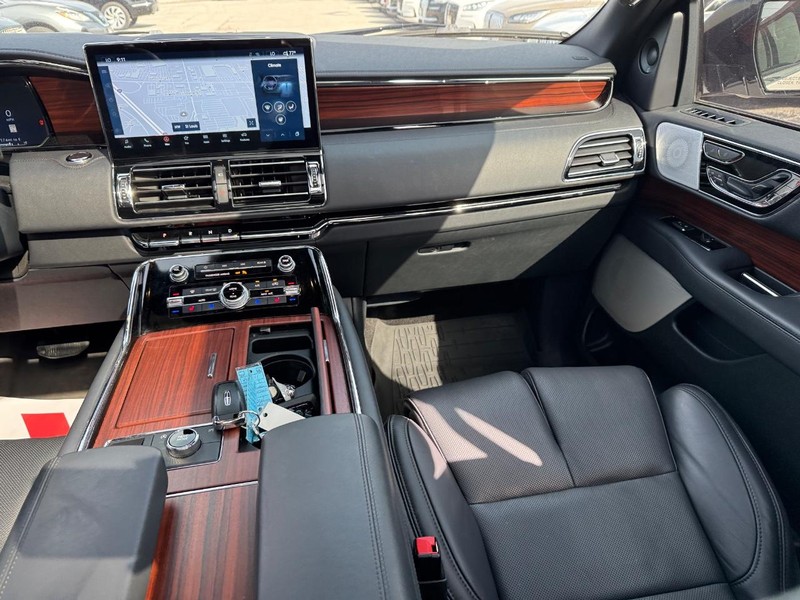 Lincoln Navigator Vehicle Full-screen Gallery Image 18
