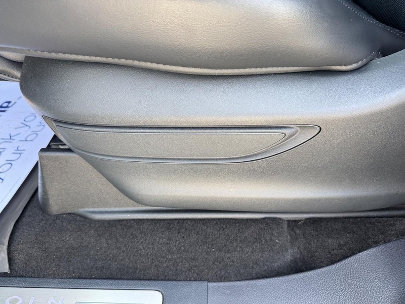 Lincoln Navigator Vehicle Full-screen Gallery Image 19