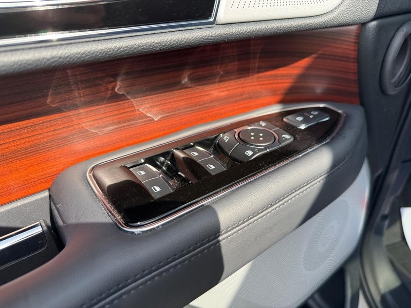 Lincoln Navigator Vehicle Full-screen Gallery Image 20