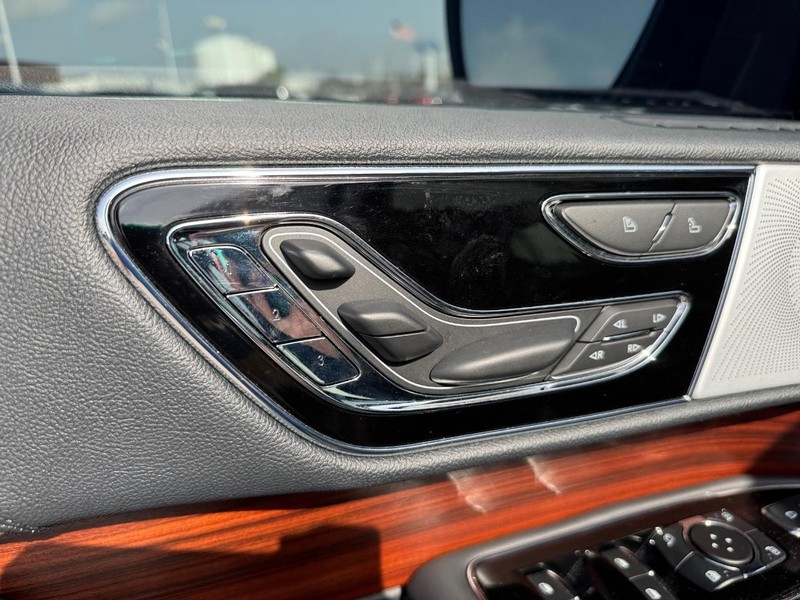 Lincoln Navigator Vehicle Full-screen Gallery Image 21