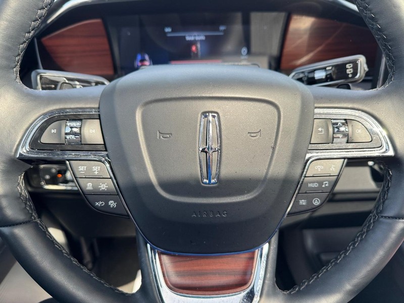 Lincoln Navigator Vehicle Full-screen Gallery Image 22
