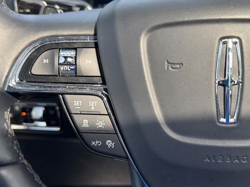 Lincoln Navigator Vehicle Full-screen Gallery Image 23
