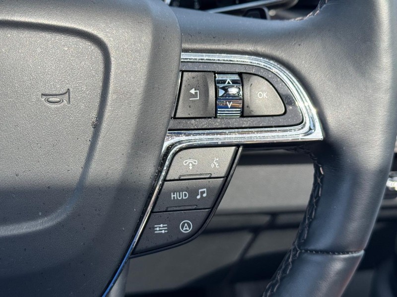Lincoln Navigator Vehicle Full-screen Gallery Image 24
