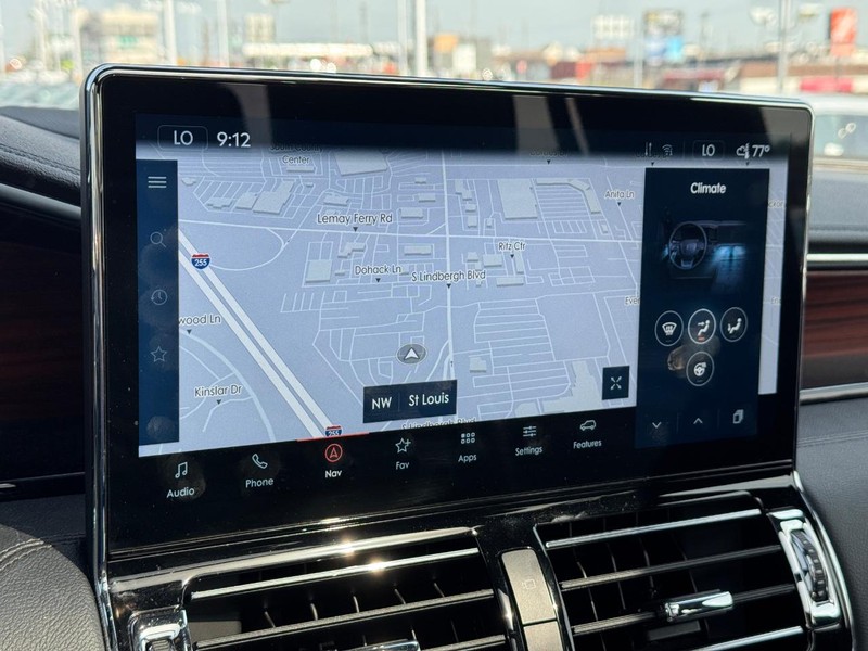 Lincoln Navigator Vehicle Full-screen Gallery Image 25