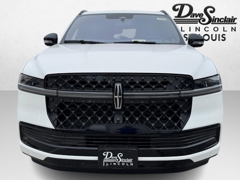 Lincoln Navigator L Vehicle Full-screen Gallery Image 02