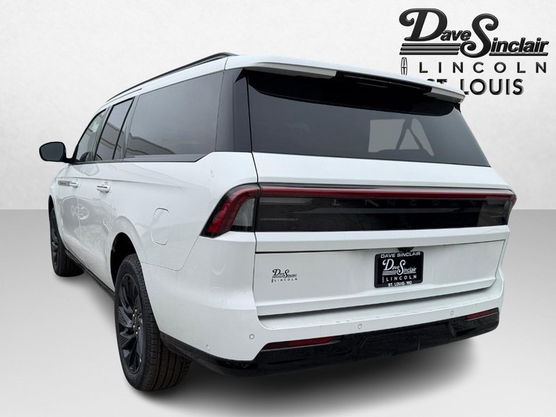 Lincoln Navigator L Vehicle Full-screen Gallery Image 07