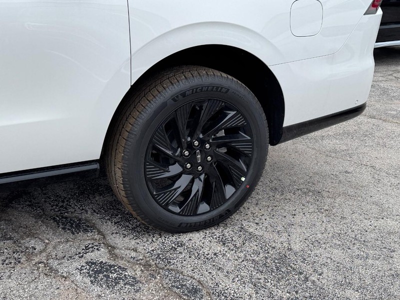 Lincoln Navigator L Vehicle Full-screen Gallery Image 10