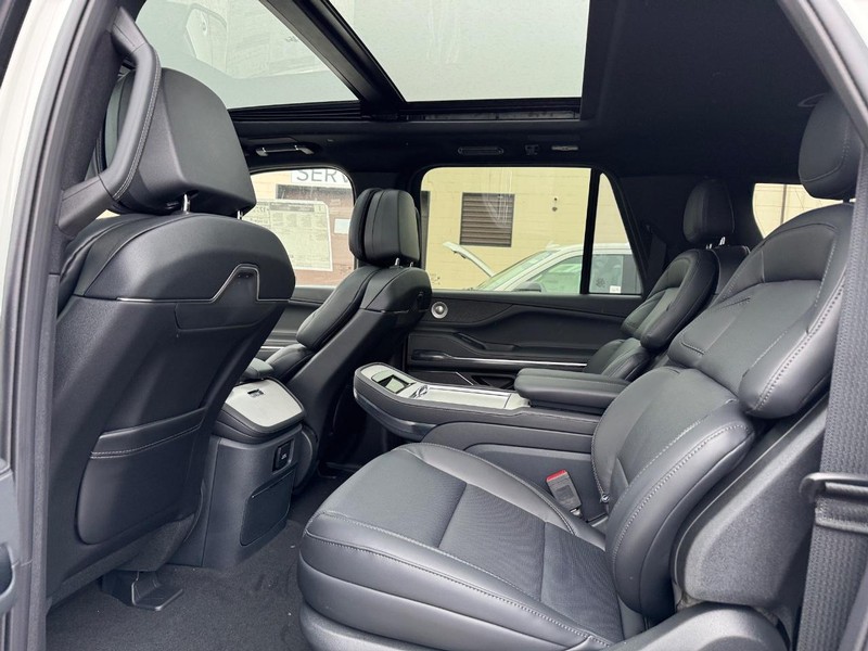 Lincoln Navigator L Vehicle Full-screen Gallery Image 11
