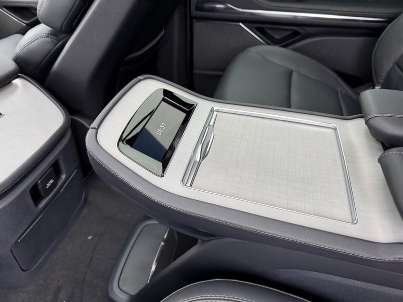 Lincoln Navigator L Vehicle Full-screen Gallery Image 13