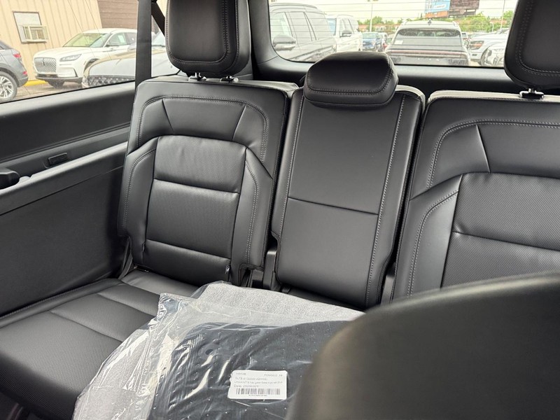 Lincoln Navigator L Vehicle Full-screen Gallery Image 14