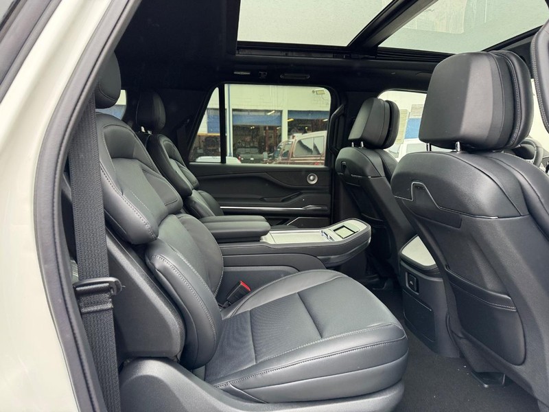 Lincoln Navigator L Vehicle Full-screen Gallery Image 15
