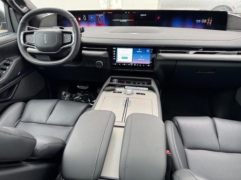 Lincoln Navigator L Vehicle Full-screen Gallery Image 16