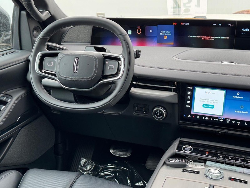 Lincoln Navigator L Vehicle Full-screen Gallery Image 17