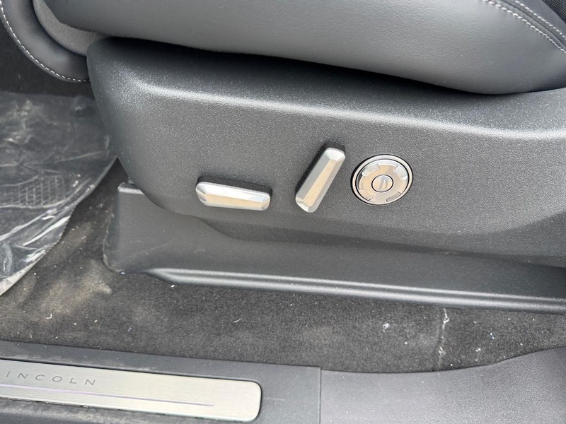 Lincoln Navigator L Vehicle Full-screen Gallery Image 19