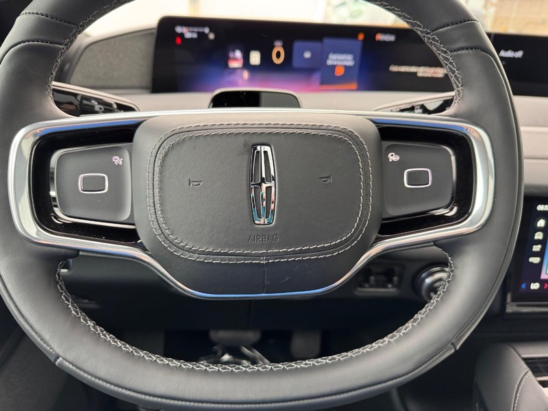Lincoln Navigator L Vehicle Full-screen Gallery Image 21