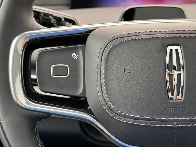 Lincoln Navigator L Vehicle Full-screen Gallery Image 22