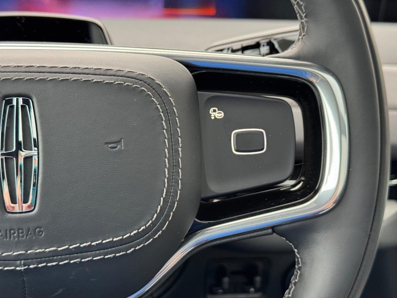 Lincoln Navigator L Vehicle Full-screen Gallery Image 23