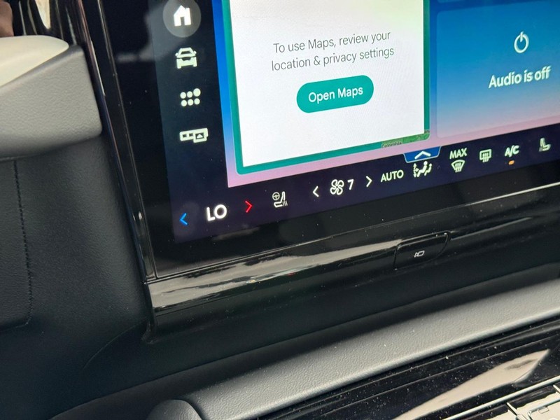 Lincoln Navigator L Vehicle Full-screen Gallery Image 24