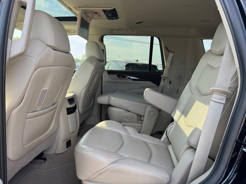 Cadillac Escalade Vehicle Full-screen Gallery Image 11