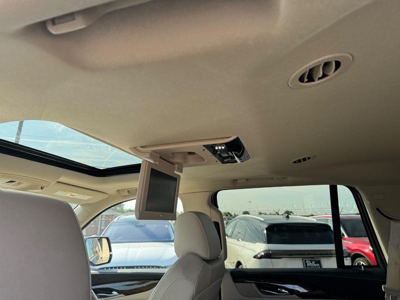 Cadillac Escalade Vehicle Full-screen Gallery Image 12