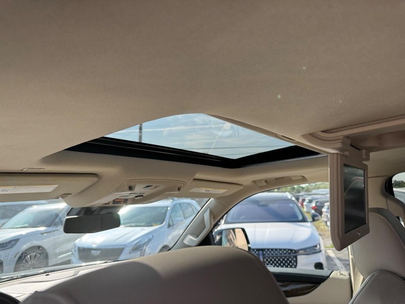 Cadillac Escalade Vehicle Full-screen Gallery Image 13