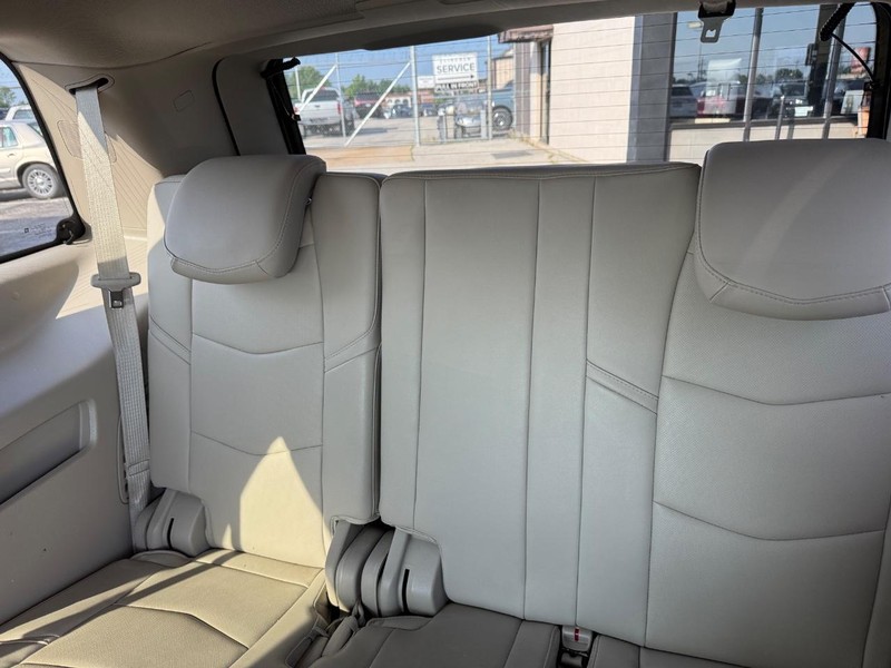 Cadillac Escalade Vehicle Full-screen Gallery Image 14