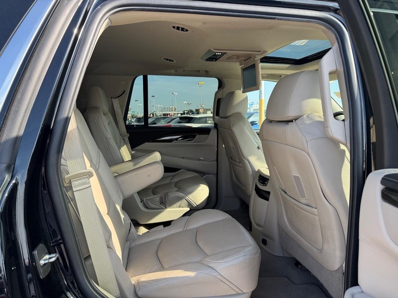 Cadillac Escalade Vehicle Full-screen Gallery Image 15