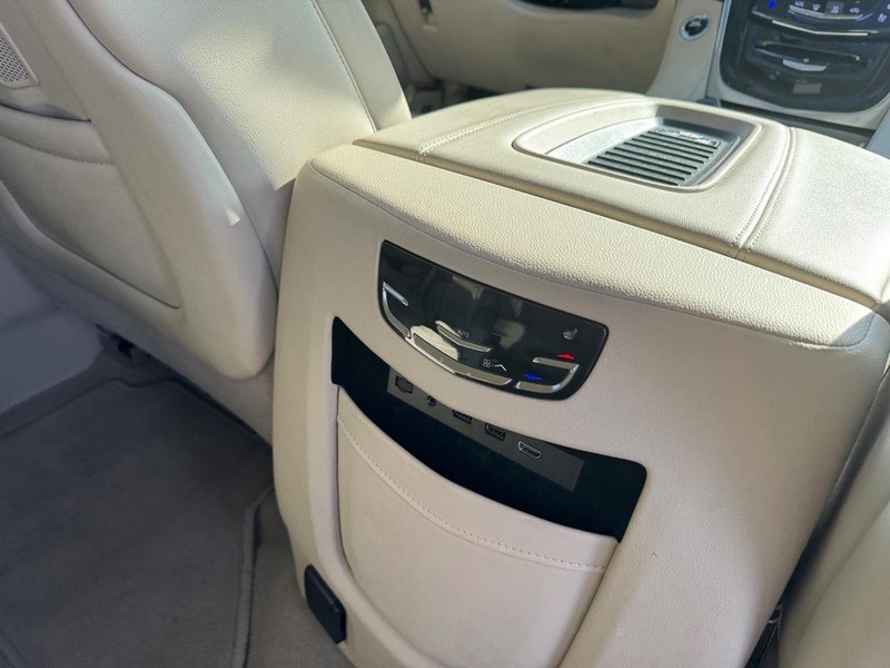 Cadillac Escalade Vehicle Full-screen Gallery Image 16