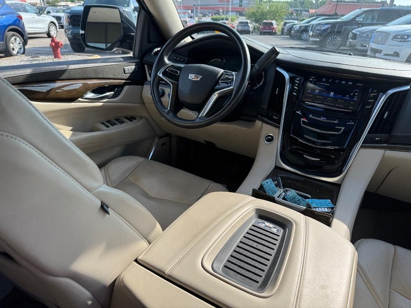 Cadillac Escalade Vehicle Full-screen Gallery Image 17