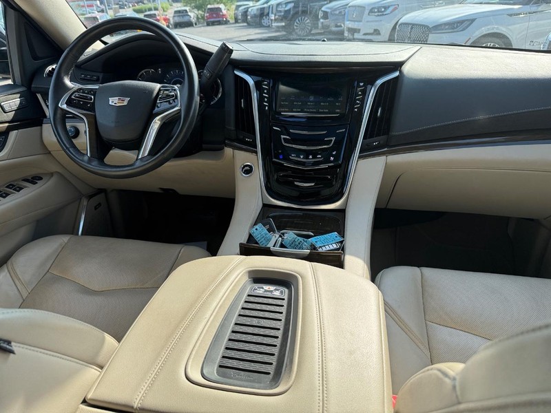Cadillac Escalade Vehicle Full-screen Gallery Image 18